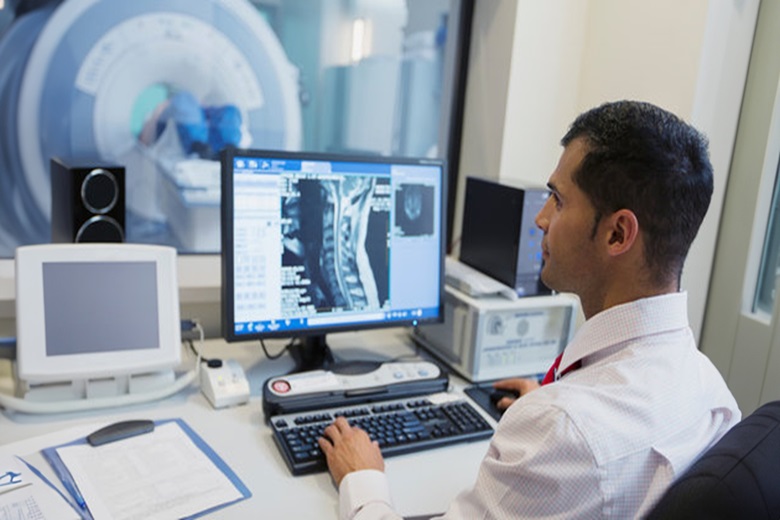 Lab Technician creating report using ThinkRay teleradiology software